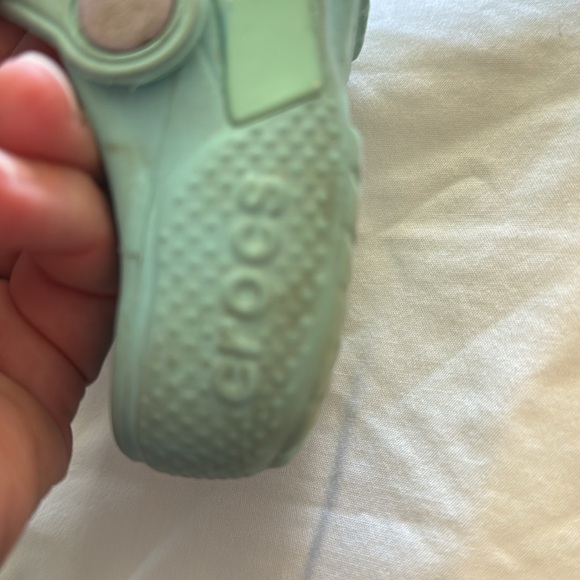 Crocs. Disney Frozen II size 9. Nice shape. Elsa & Anna on front. - Picture 5 of 8